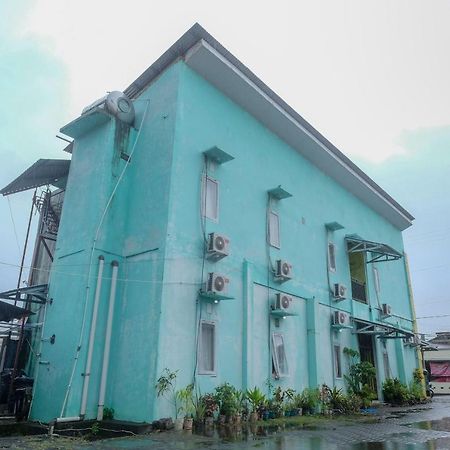 ホテル Reddoorz Near Politeknik マナド エクステリア 写真