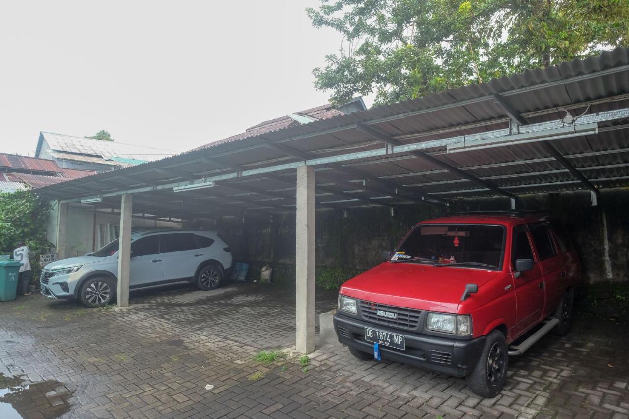 ホテル Reddoorz Near Politeknik マナド エクステリア 写真