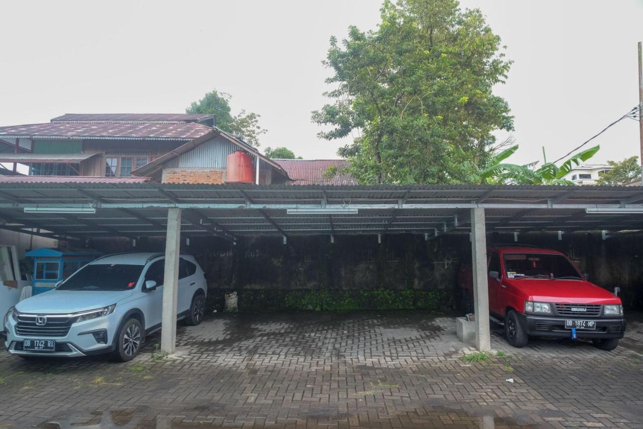 ホテル Reddoorz Near Politeknik マナド エクステリア 写真