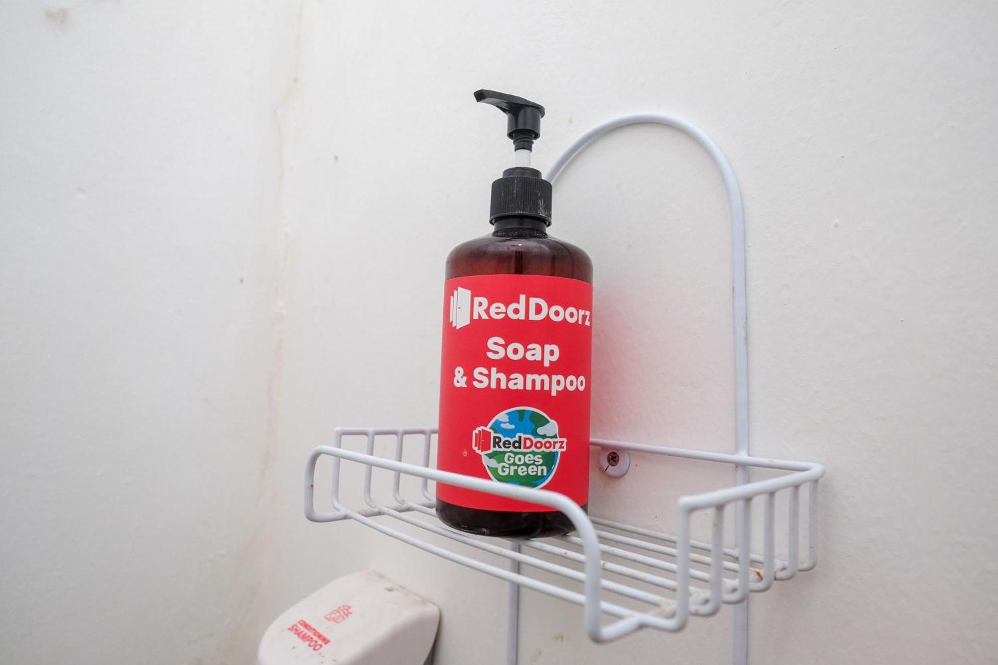 ホテル Reddoorz Near Politeknik マナド 部屋 写真